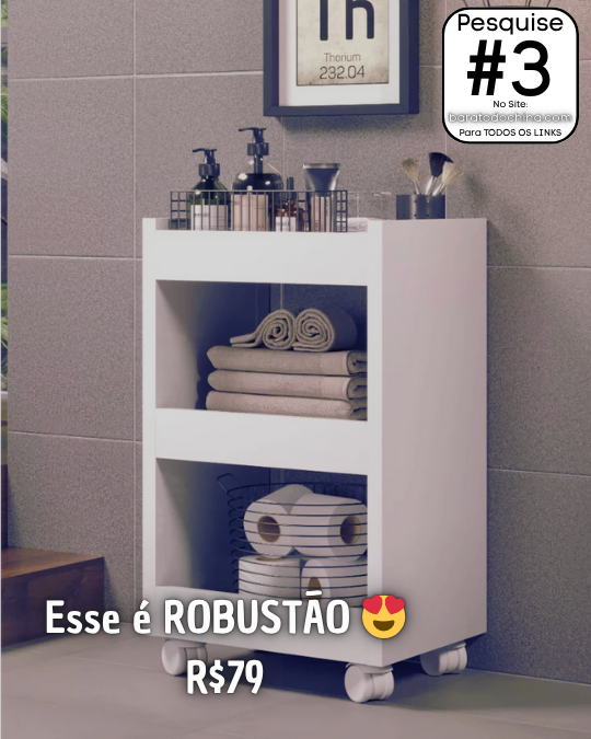 Carrinho organizador móvel branco com quatro prateleiras cheias de produtos de higiene e toalhas, com rodinhas no chão de um banheiro. Perfeito para organizar o banheiro.