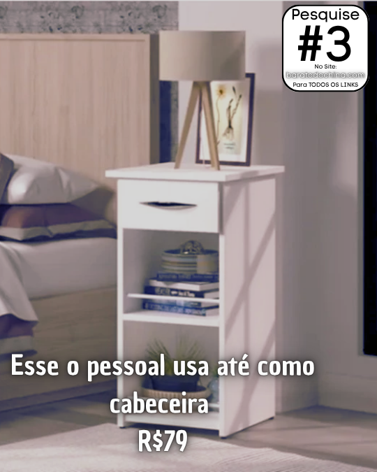 Prateleira de canto adesiva triangular, branca, fixada na parede do box, com sabonetes e esponjas. Ótima para organizar o banheiro aproveitando o espaço.