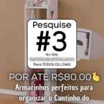 Cesto organizador retangular de plástico branco com alças, preenchido com cosméticos e rolos de papel higiênico, dentro de um armário de banheiro. Essencial armarinhos para organizar o banheiro.