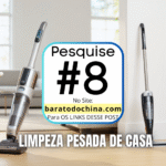Cenário de sala de estar impecavelmente limpa, com luz natural realçando a sensação de limpeza pesada de casa e bem-estar.